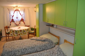  Studio Pod lipom  Роч